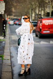 white dress, back details, english embroideries dress, pony tail, black sunglasses, black handbag, platform heels, open back cut dress, black heels, street style, jonathan paciullo, FW, frenchystyle, fashion week, AUTUMN WINTER 2022-2023, FALL WINTER 2022_2023, FW 22-23, PFW, PARIS, full length, vertical