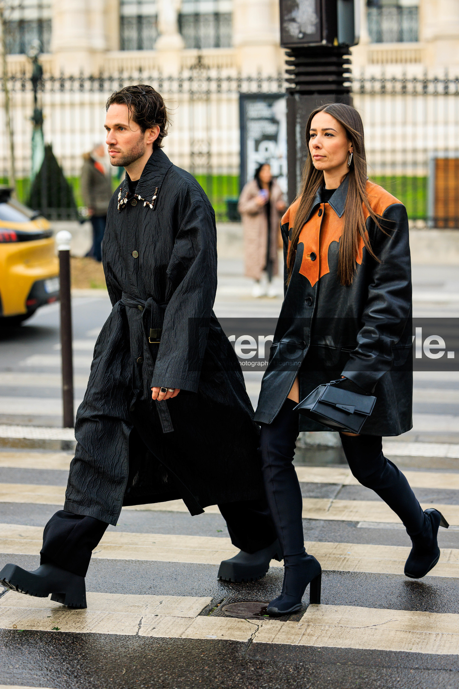 couple matching, black trenchcoat, black trousers, black boots, black leather jacket, dual toned jacker, loop earrings, black handbag, highknee boots, longhair, alice & j.s, alice barbier, JS roques, fashion week, frenchystyle, FW, jonathan paciullo, street style, AUTUMN WINTER 2022-2023, FALL WINTER 2022_2023, FW 22-23, PFW, PARIS, vertical, full length