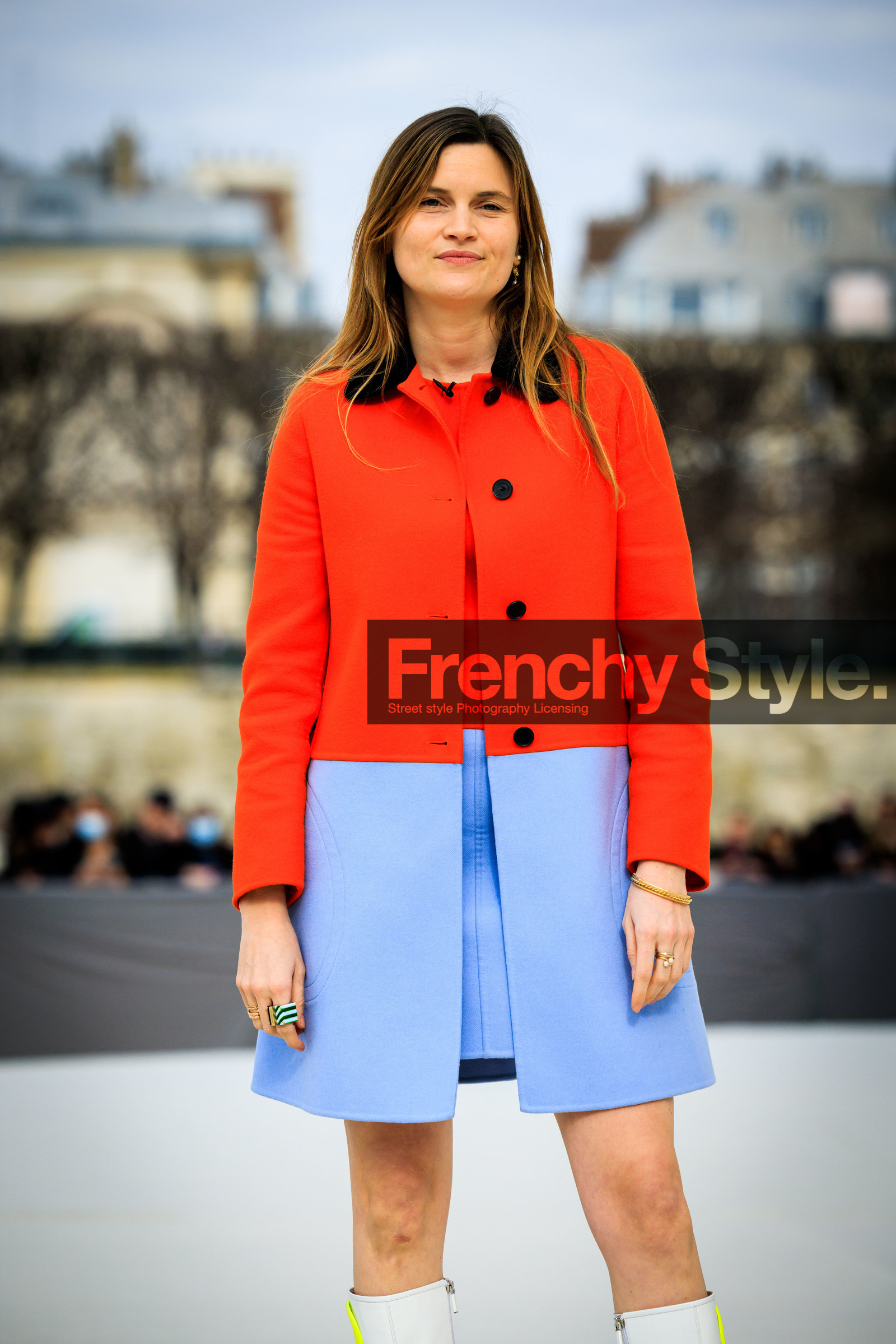 dual toned jakcet, red jacket, blue jacket, buttoned blazer, white boots, eugenie trochu, fashion week, frenchystyle, FW, jonathan paciullo, street style, AUTUMN WINTER 2022-2023, FALL WINTER 2022_2023, FW 22-23, PFW, PARIS, vertical, detail