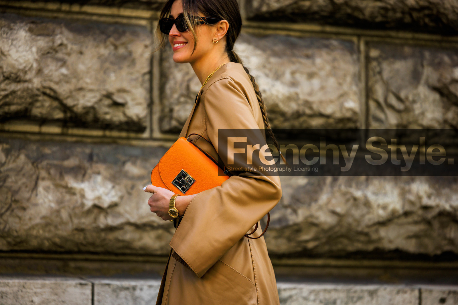 orange handbag, black sunglasses, belt bag, brown belt, street style, jonathan paciullo, FW, frenchystyle, fashion week, AUTUMN WINTER 2022-2023, FALL WINTER 2022_2023, FW 22-23, PFW, PARIS, horizontal, atmosphere details, detail, beige trench coat