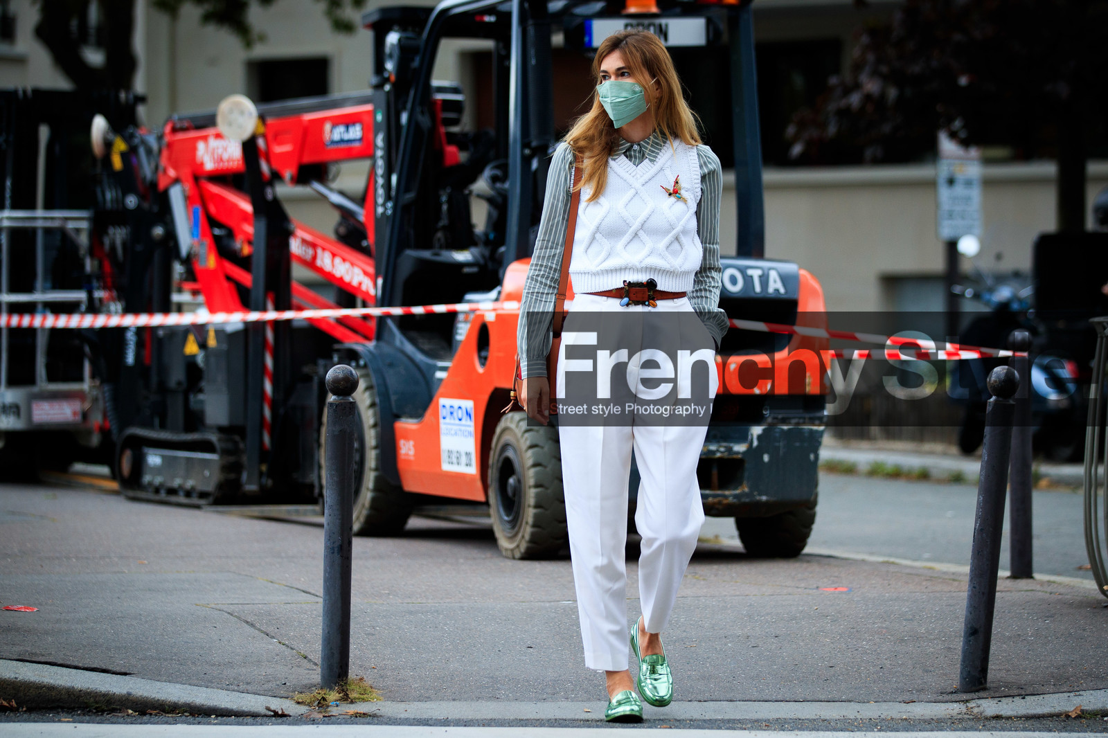 white pants, white pullover, sleeveless pullover, grey shirt, striped shirt, carrot pants, belted pants, camel leather belt, animal shape pin, golden pin, green loafers, metalic loafers, polish loafers, covid face mask, fashion week, frenchystyle, FW, jonathan paciullo, street style, PFW, PARIS, SPRING SUMMER 2021, SS 21, horizontal, atmosphere details, full length