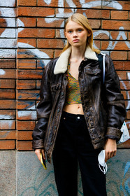 aviator jacket, fur collar jacket, brown leather coat, brown leather jacket, oversize bombers, oversize coat, oversize jacket, cropped top, multicolor top, knit top, black jeans, used jacket, used coat, used bombers, street style, jonathan paciullo, FW, frenchystyle, fashion week, MFW, MILAN, SPRING SUMMER 2021, SS 21, vertical, detail, model