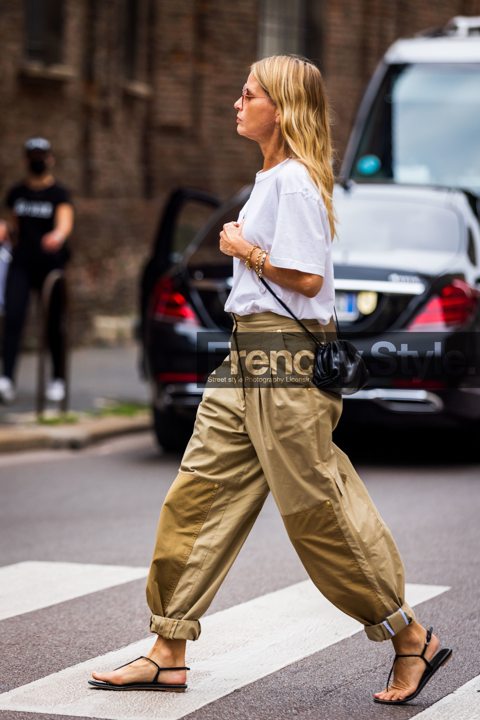 bag, beige pants, black bag, black sandals, bracelet, cargo pants, crossbody bag, fluid pants, Holli Rodgers, large pants, leather sandals, oversize pants, pants, sandals, t-shirt, white t-shirt, fashion week, frenchystyle, FW, jonathan paciullo, street style, SPRING SUMMER 2022, SS 22, MFW, MILAN, vertical, full length