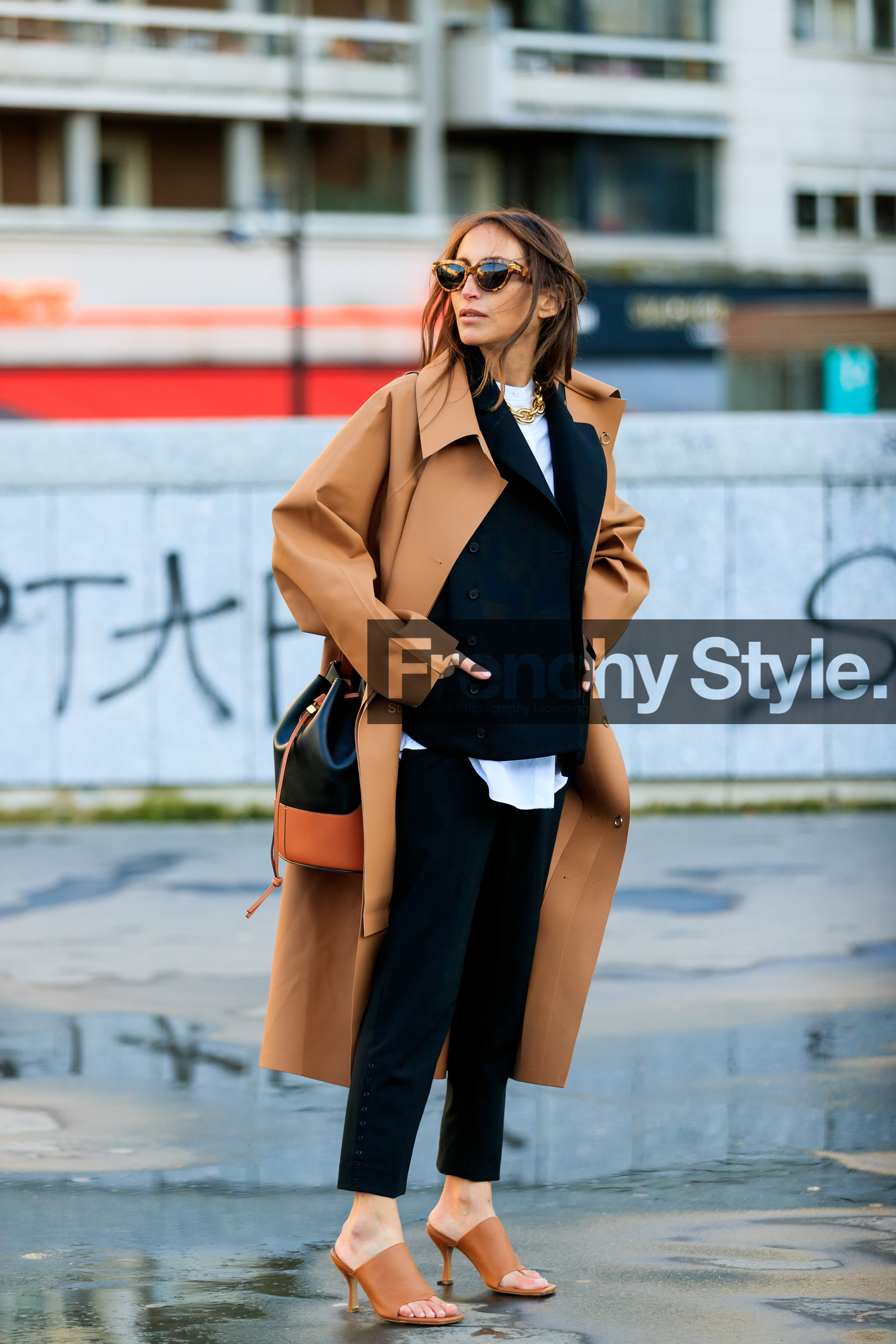 chloe loulou de saison, scale sunglasses, bottega veneta sunglasses, butterfly sunglasses, camel trenchcoat, camel leather bag, camel leather slippers, camel leather sandals, black leather bag, shoulder bag, loewe bag, high heels sandals, high heels slippers, black jacket, black pants, white shirt, tight pants, button pants, golden necklace, big chain necklace, fashion week, frenchystyle, FW, jonathan paciullo, street style, PFW, PARIS, AUTUMN WINTER 2020-2021, FALL WINTER 2020-2021, FW 20-21, vertical, full length