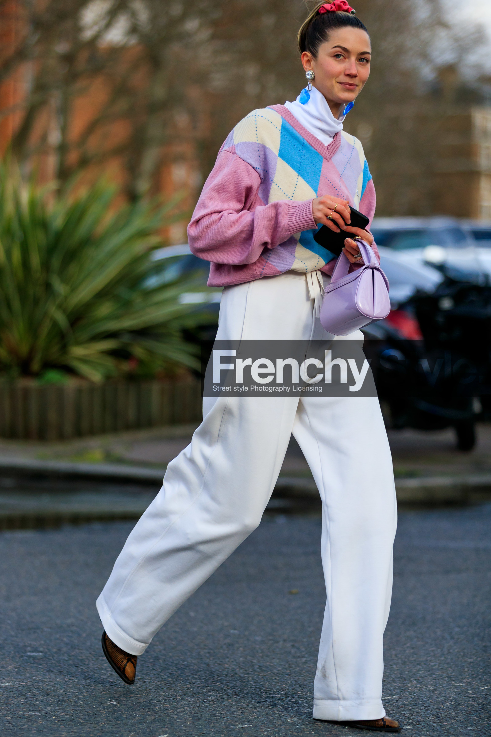 vanille verloes, light pink pullover, light blue pullover, light yellow pullover, lilac pullover, used pullover, jacquard pullover, checked pullover, lilac polish bag, hand bag, white pants, loose pants, white top, turtleneck top, blue earrings, strassed earrings, heart shape earrings, dangling earrings, fashion week, frenchystyle, FW, jonathan paciullo, street style, PFW, PARIS, vertical, full length