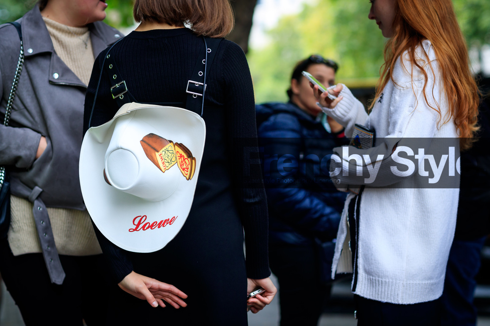 atmosphere details, black dress, black sweater, detail, fashion week, frenchystyle, FW, golden details, horizontal, jonathan paciullo, LFW, loewe, LONDON, printed hat, SPRING SUMMER 2018, SS 18, street style, white hat