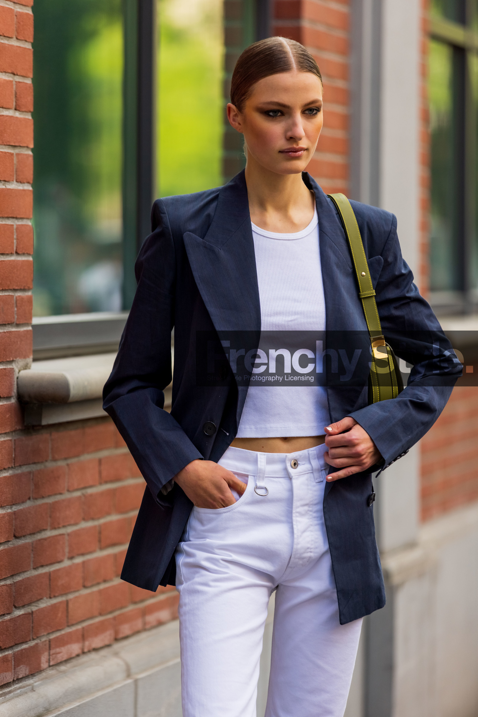 black blazer, blazer, eyes shadow, Felice Nova, green bag, jeans, makeup, t-shirt, white denim, white jeans, white t-shirt, fashion week, frenchystyle, FW, jonathan paciullo, street style, MFW, MILAN, SPRING SUMMER 2022, SS 22, vertical, atmosphere details, detail