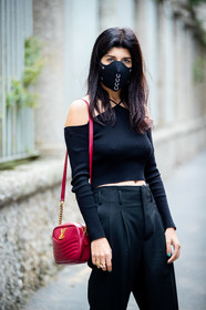 black pullover, strapless pullover, half shoulder pullover, asymetrical pullover, cropped pullover, red leather bag, shoulder bag, round shape bag, louis vuitton bag, quilted bag, covid face mask, siraguse, valentina siragusa, street style, jonathan paciullo, FW, frenchystyle, fashion week, MFW, MILAN, SPRING SUMMER 2021, SS 21, vertical, detail