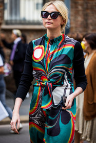 belted dress, black sunglasses, black top, color, colored dress, green dress, Jane Macfarland, print, printed dress, satined dress, sunglasses, fashion week, frenchystyle, FW, jonathan paciullo, street style, SPRING SUMMER 2022, SS 22, MFW, MILAN, vertical, atmosphere details