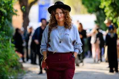light grey sweatshirt, lacoste sweatshirt, burgundy skirt, button skirt, long necklace, golden necklace, PARIS, PFW, SPRING SUMMER 2020, SS 20, fashion week, frenchystyle, FW, jonathan paciullo, street style, horizontal, atmosphere details, detail