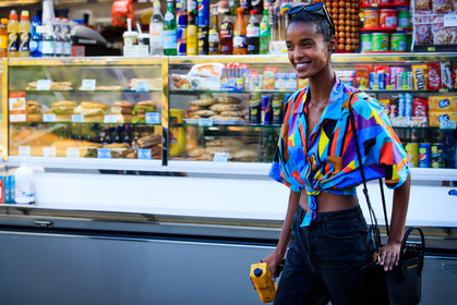 vintage shirt, geometrical printed shirt, multicolor shirt, light blue shirt, purple shirt, orange shirt, square shape glasses, scale sunglasses, short sleeves shirt, knotted shirt, cropped shirt, black jeans, fashion week, frenchystyle, FW, jonathan paciullo, street style, MFW, MILAN, SPRING SUMMER 2021, SS 21, horizontal, atmosphere details, detail, model