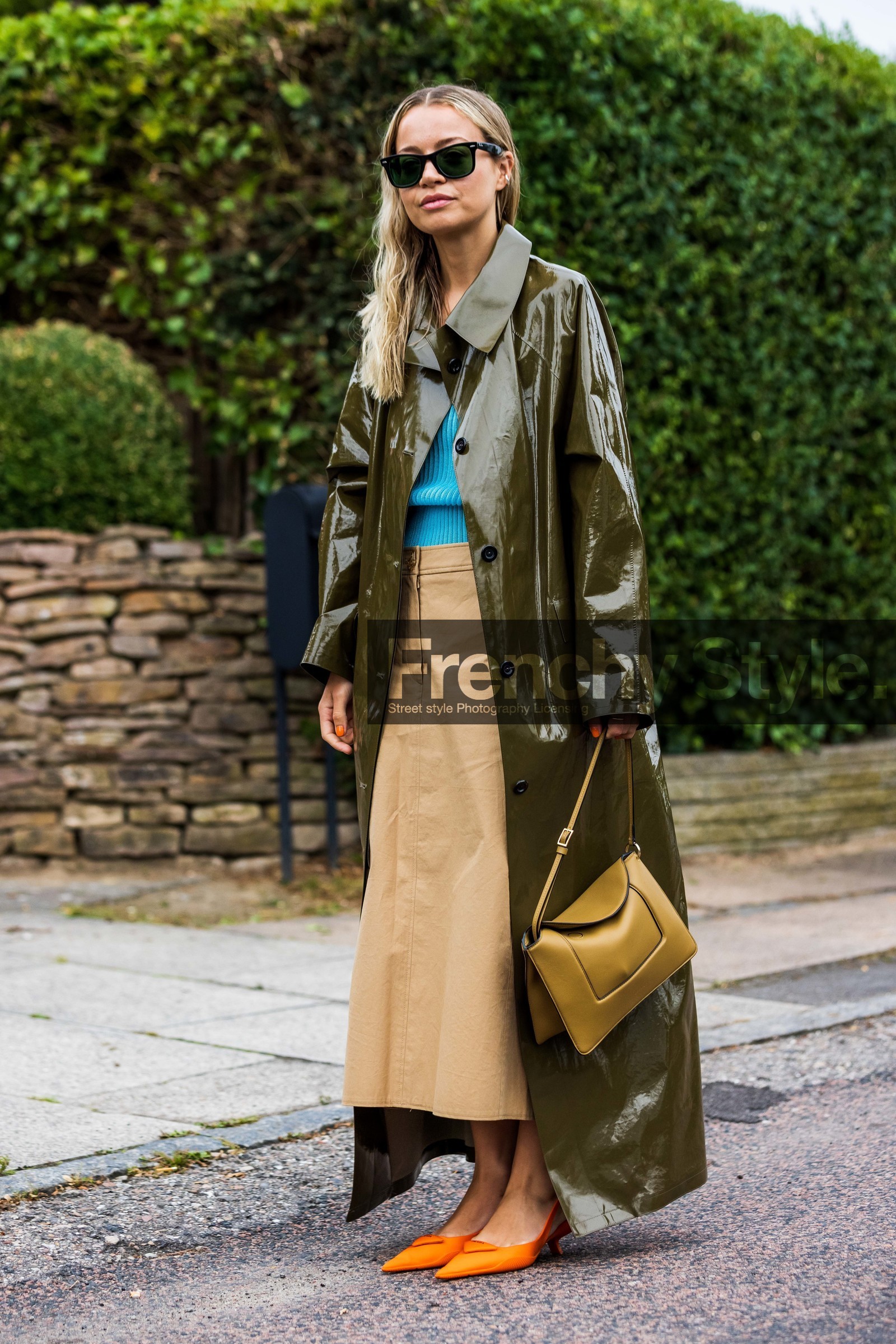 bag, beige skirt, black sunglasses, blue top, color, earcuff, heels, khaki bag, khaki trench, leather bag, long coat, long skirt, long trench, ochre bag, orange heels, patent trench, prada heels, pumps, ribbed top, skirt, sunglasses, trenchcoat, Stephanie Broek, fashion week, frenchystyle, FW, jonathan paciullo, street style, SPRING SUMMER 2022, SS 22, COPENHAGEN, CPHFW, vertical, full length