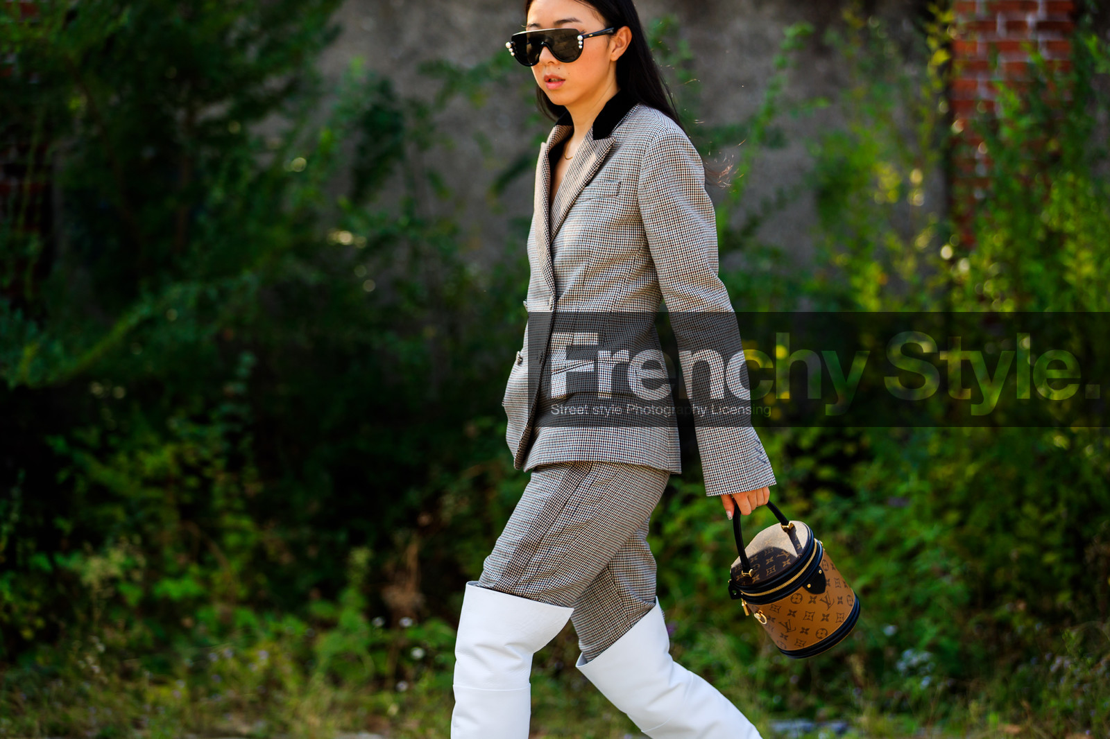 blazer, camel bag, checked, graphic bag, graphic jacket, graphic pants, graphic suit, grey jacket, grey pants, grey suit, high boots, houndstooth pattern, leather bag, leather shoes, mcm, monogram, plaid, printed bag, printed jacket, printed pants, printed suit, sunglasses, trousers, white boots, yuyu zhangzou, street style, jonathan paciullo, FW, frenchystyle, fashion week, MFW, MILAN, SPRING SUMMER 2019, SS 19, atmosphere details, horizontal, detail