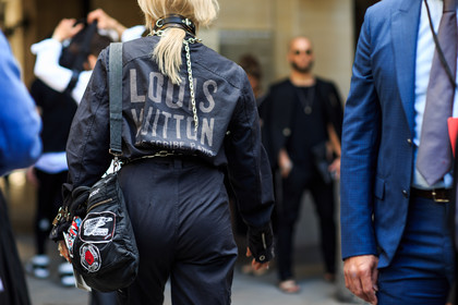 atmosphere details, back detail, black bag, chains, detail, fashion week, frenchystyle, FW, grey jumpsuit, horizontal, jonathan paciullo, leather bag, louis vuitton, MENSWEAR, necklace, PARIS, PFW, printed jumpsuit, SPRING SUMMER 2017, SS 17, street style