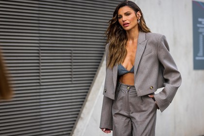 Misse Beqiri, cropped blazer, grey, pants, flared pants, fluid pants, trousers, top, loops, fashion week, frenchystyle, FW, jonathan paciullo, street style, SPRING SUMMER 2022, SS 22, LFW, LONDON, horizontal, atmosphere details, detail