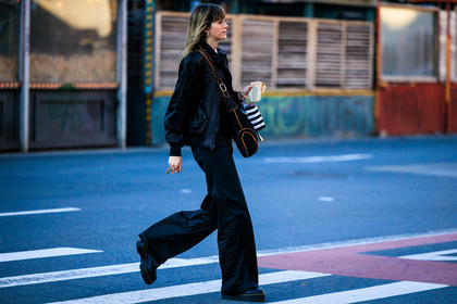 wied leg black trousers, black full look, black crossbody bag, black bomber jacket, fashion week, frenchystyle, FW, jonathan paciullo, street style, NYFW, NEW YORK, AUTUMN WINTER 2022-2023, FALL WINTER 2022_2023, FW 22-23, atmosphere details, horizontal, full length