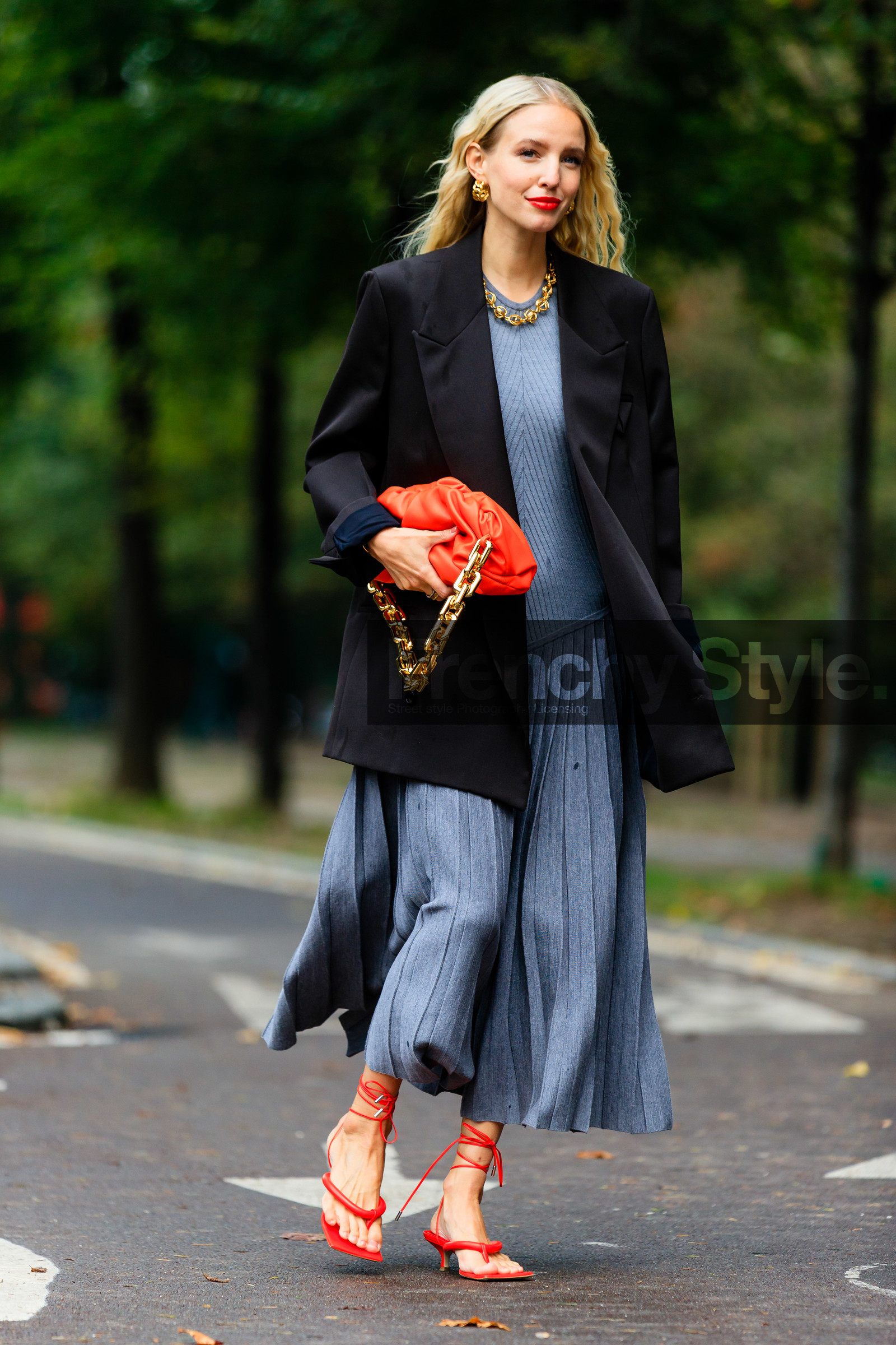 red leather bag, big chain strap bag, golden chain strap bag, bottega veneta bag, brown jacket, oversize jacket, golden earrings, golden necklace, big necklace, chain earrings, hoop earrings, red lipstick, red leather sandals, laced sandals, kitten heels sandals, bottega veneta shoes, long dress, pleated dress, knitwear, knit dress, grey dress, leonie hanne, street style, jonathan paciullo, FW, frenchystyle, fashion week, MFW, MILAN, SPRING SUMMER 2021, SS 21, vertical, full length