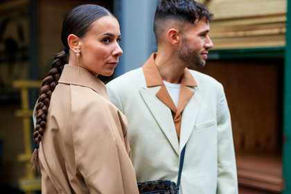 alice & j.s, alice barbier, JS roques, beige jacket, beige trench coat, light beige jacket, balloon sleeves, close up detail, orange shirt, white t-shirt, crossbody bag, multi earrings, golden earrings, dangling earrings, pearl earrings, fashion week, frenchystyle, FW, jonathan paciullo, street style, NYFW, NEW YORK, AUTUMN WINTER 2020-2021, FALL WINTER 2020-2021, FW 20-21, horizontal, atmosphere details, detail