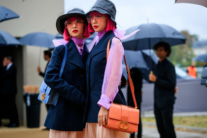 Ami and Aya Suzuki, pink hair, dyed hair, black hat, tulle hat, tulle details, pink sunglasses, square shape glasses, lilac blouse, lavalliere collar, dark grey jacket, sleeveless jacket, dior bag, dior skirt, orange leather bag, light blue leather bag, shoulder bag, nude skirt, long skirt, plumetis skirt, pleated skirt, prada boots, mini bag, laced boots, black leather boots, 30 montaigne bag, fashion week, frenchystyle, FW, jonathan paciullo, street style, SPRING SUMMER 2020, SS 20, PFW, PARIS, horizontal, atmosphere details, detail