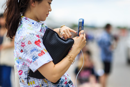 atmosphere details, black clutch, bracelet, cartoon, detail, drawings, fashion week, frenchystyle, FW, golden jewelry, horizontal, iphone, jonathan paciullo, leather clutch, MENSWEAR, PARIS, PFW, printed shirt, SPRING SUMMER 2017, SS 17, street style, white shirt