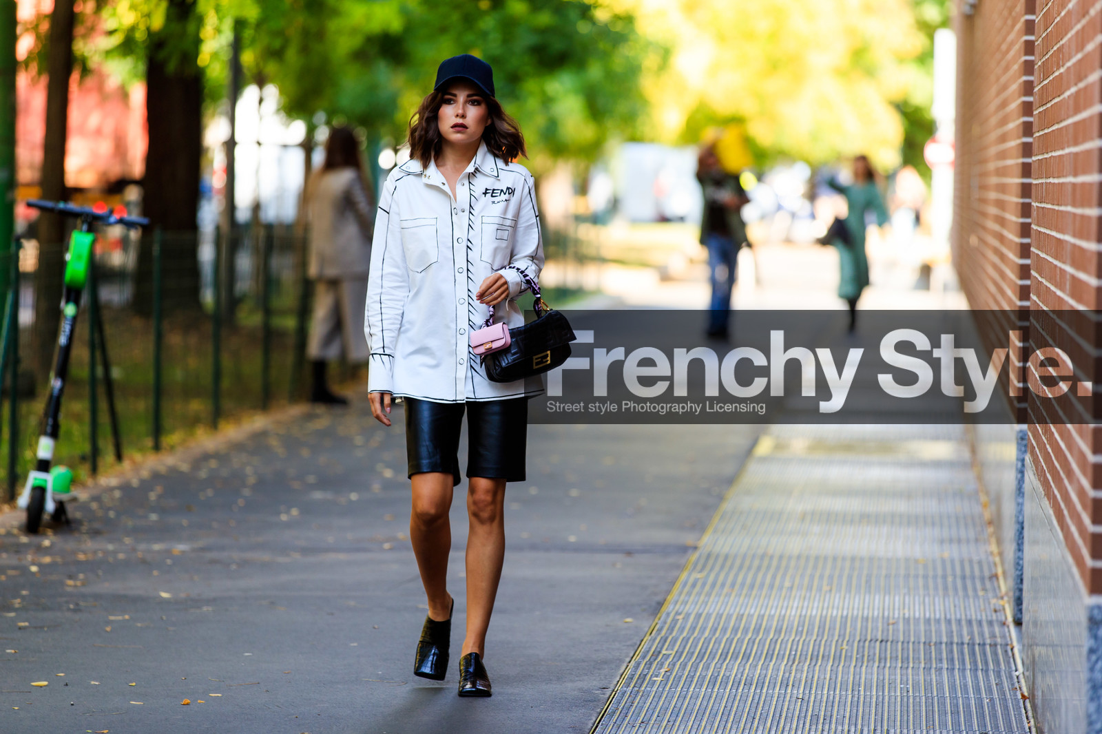 fendi shirt, fendi bag, baguette bag, black bag, black slippers, black leather bag, black leather slippers, animal skin slippers, black bermuda shorts, black leather bermuda shorts, black cap, white shirt, light pink bag, light pink leather bag, mini bag, karina nigay, fashion week, frenchystyle, FW, jonathan paciullo, street style, MFW, MILAN, SPRING SUMMER 2021, SS 21, horizontal, atmosphere details, full length