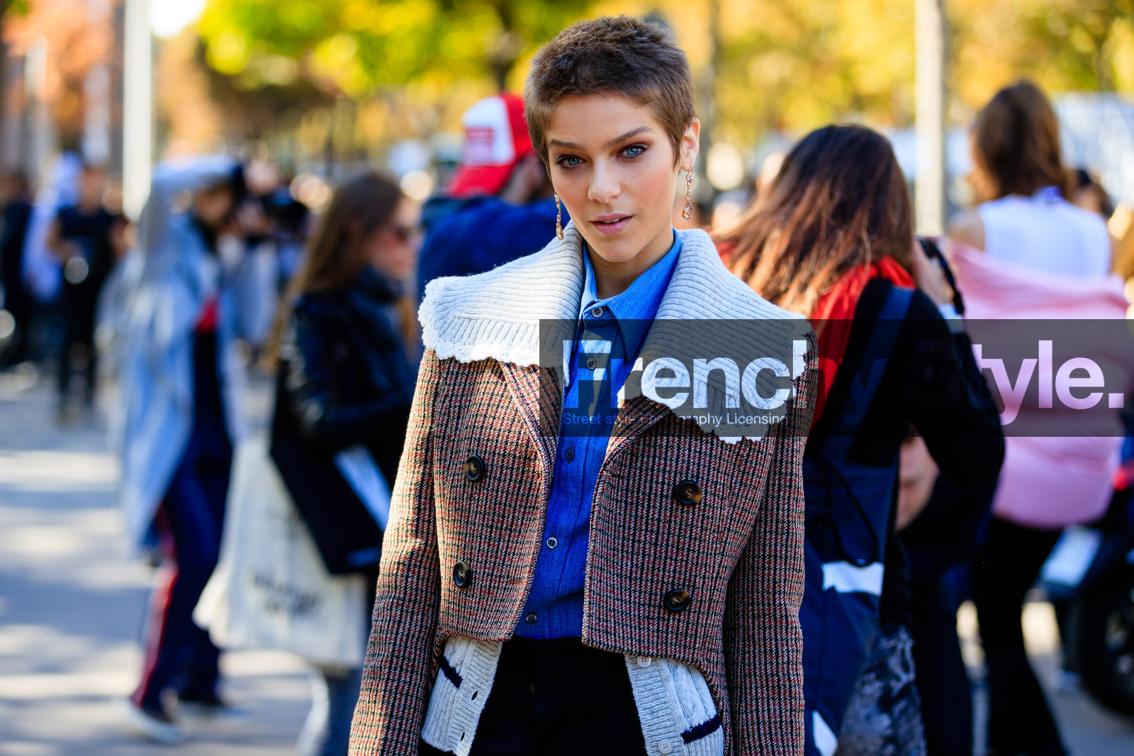atmosphere details, black pants, brown jacket, checked jacket, detail, earrings, fashion week, frenchystyle, FW, geometric, gingham, graphic jacket, horizontal, houndstooth pattern, jonathan paciullo, PARIS, PFW, plaid, printed jacket, short hair, SPRING SUMMER 2017, SS 17, street style, striped jacket, stripes