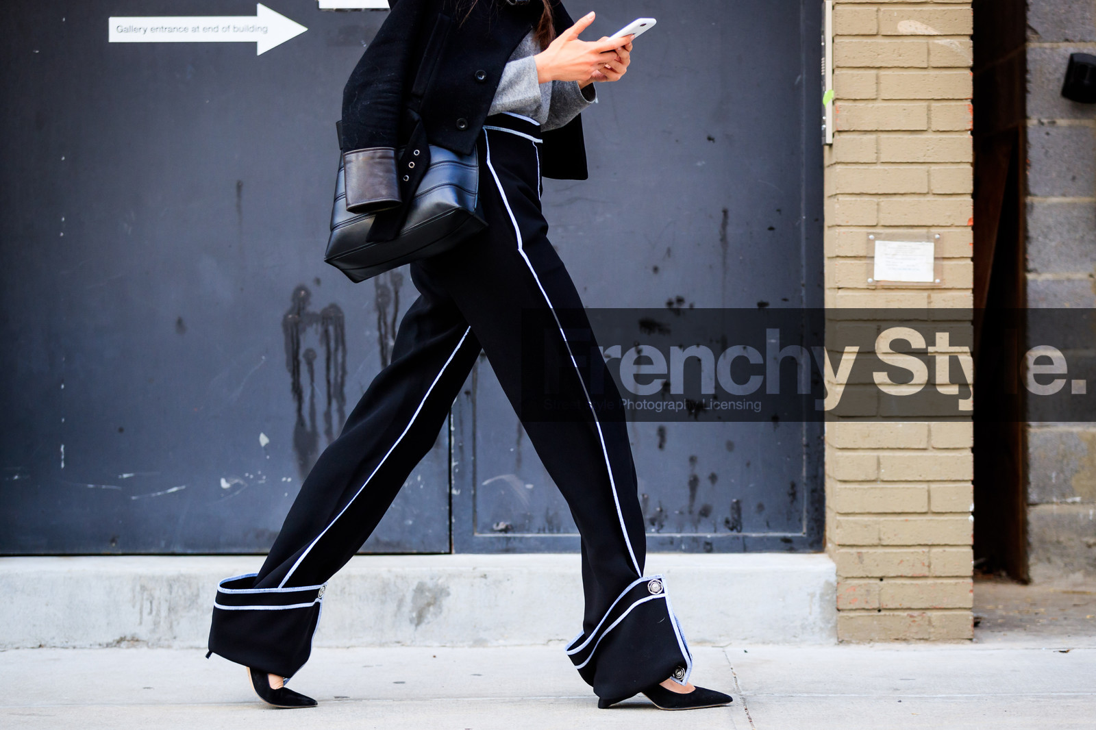 atmosphere details, AUTUMN WINTER 2017-2018, AW 17-18, black and white, black bag, black jacket, black pants, black shoes, detail, FALL WINTER 2017-2018, fashion week, frenchystyle, FW, FW 17-18, graphic pants, grey sweater, high heels, horizontal, jonathan paciullo, leather bag, leather shoes, NEW YORK, NYFW, over the shoulder, street style, suede shoes, trousers, wide pants