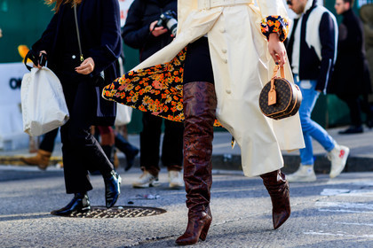 bordeaux, brown bag, burgundy, floral, flowers, graphic bag, high boots, high heels, leather bag, leather shoes, louis vuitton, monogram, printed bag, red boots, trench coat, white coat, street style, jonathan paciullo, FW, frenchystyle, fashion week, NYFW, NEW YORK, AUTUMN WINTER 2018-2019, AW 18-19, FALL WINTER 2018-2019, FW 18-19, atmosphere details, horizontal, detail, kim cam, kim jones