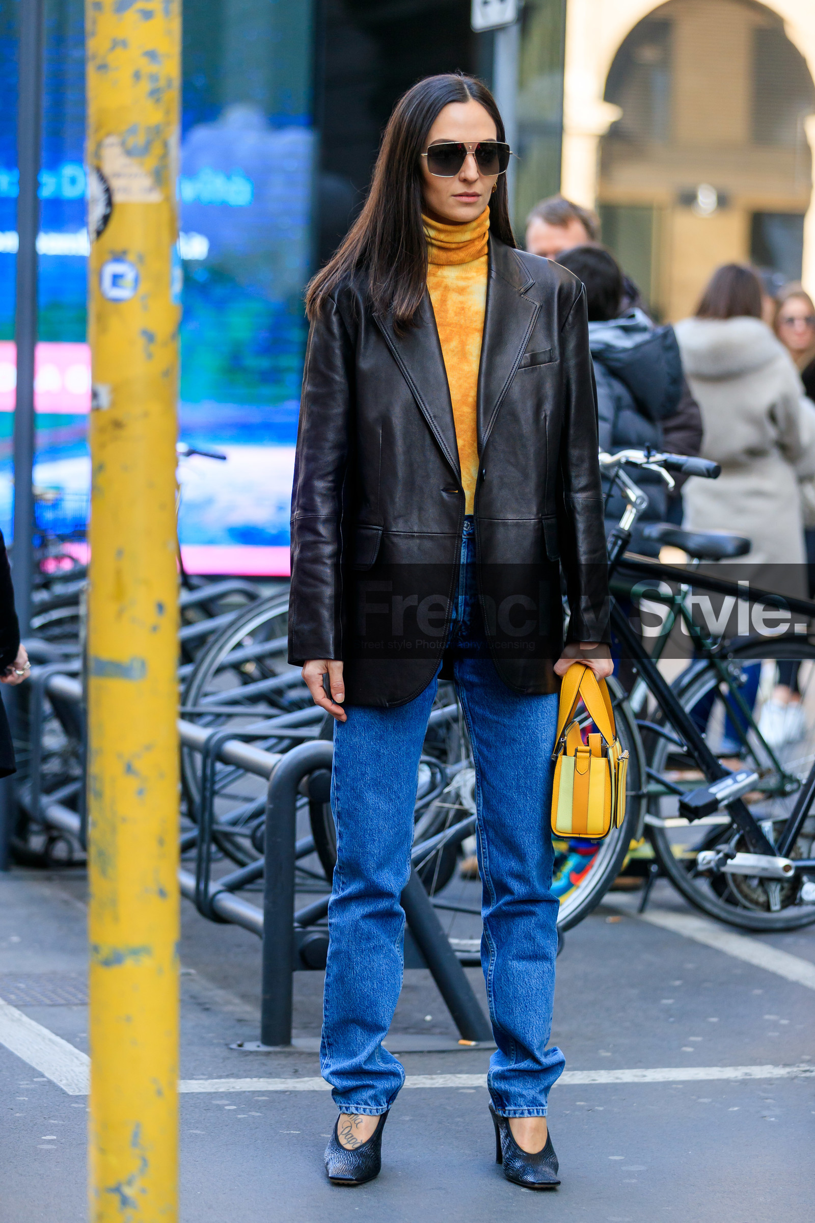 blue jeans, yellow leather bag, striped bag, hand bag, black leather shoes, high heels shoes, squared toed shoes, black leather jacket, yellow pullover, turtleneck pullover, tie and dye pullover, aviator sunglasses, metalic frame sunglasses, fashion week, frenchystyle, FW, jonathan paciullo, street style, MFW, MILAN, AUTUMN WINTER 2020-2021, FALL WINTER 2020-2021, FW 20-21, vertical, full length