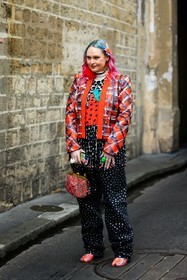 multiprint look; dyed hair; hair pins; painted jacket; plaid jacket; red jacket; printed top; strawberry print shirt; polka dots pants; black pants; tabi shoes; margiela shoes; mini handbag; printed handbag; red handbag; green rings; pink earrings; fluo green earrings; graffiti tabi; red tabi; pink hair