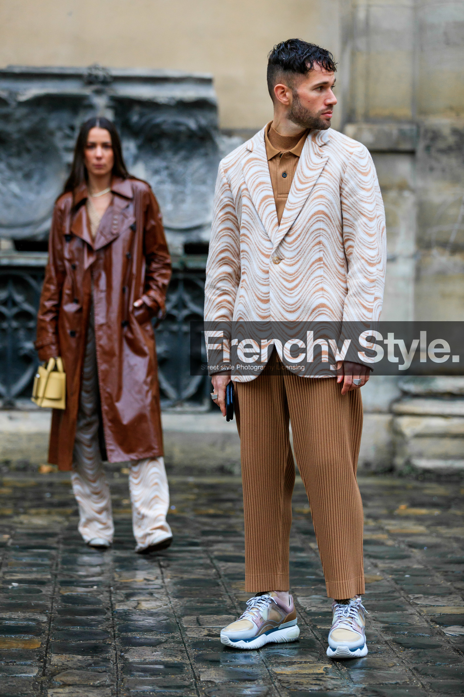 alice & j.s, alice barbier, JS roques, brown leather trench coat, vinyl trenchcoat, polish trench coat, yellow leather bag, hand bag, big buckle bag, boyy bag, beige pullover, beige pants, geometrical printed pants, flare pants, acne studios pants, acne studios jacket, beige jacket, polo collar pullover, knit pants, white sneakers, light beige sneakers, fashion week, frenchystyle, FW, jonathan paciullo, street style, PFW, PARIS, vertical, full length
