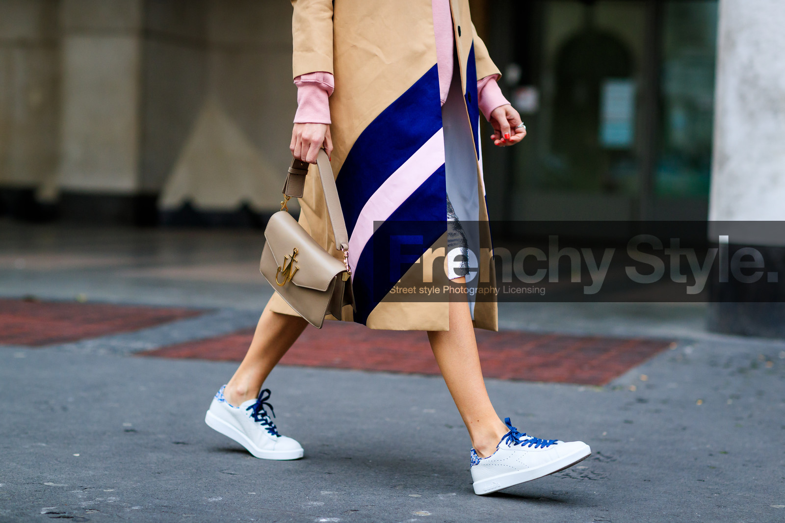 adidas, atmosphere details, AUTUMN WINTER 2017-2018, AW 17-18, beige bag, beige coat, detail, FALL WINTER 2017-2018, fashion week, frenchystyle, FW, FW 17-18, graphic coat, graphic jacket, horizontal, jonathan paciullo, jw anderson, leather bag, leather shoes, linda tol, MFW, MILAN, printed coat, printed jacket, stan smith, street style, white sneakers