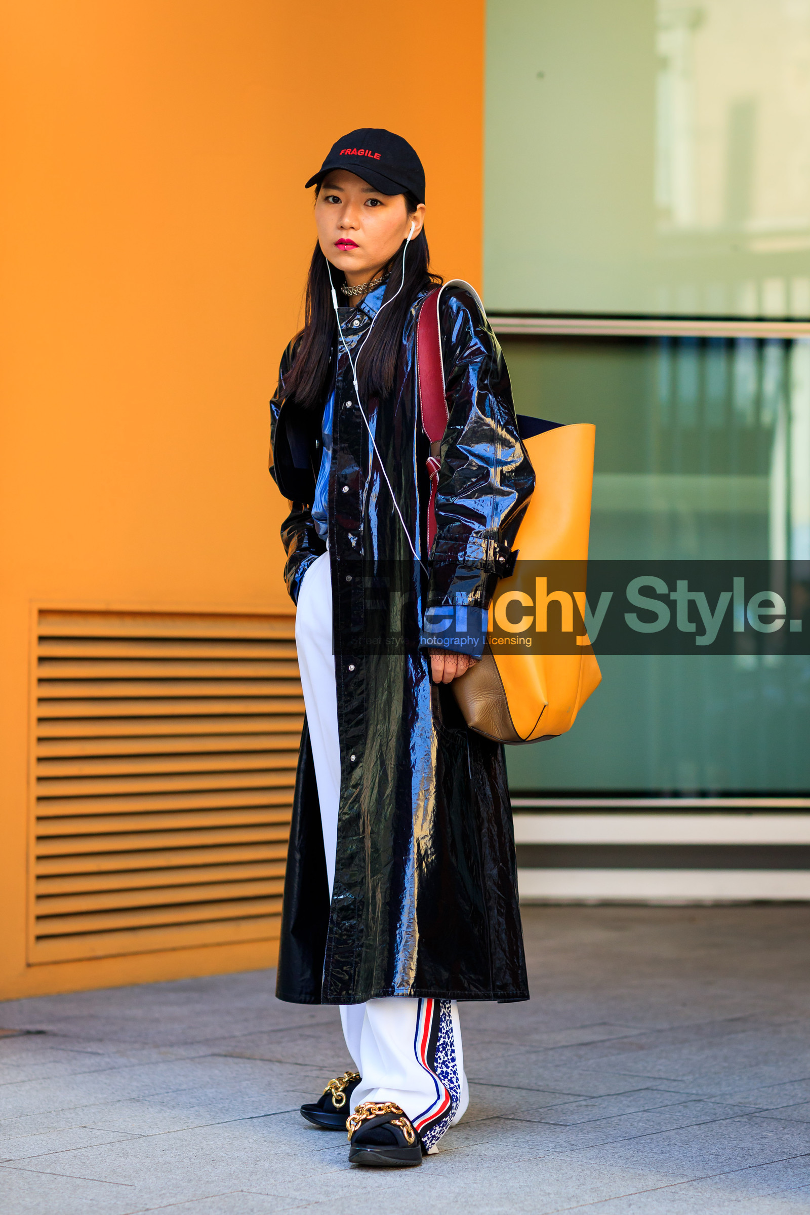 AUTUMN WINTER 2017-2018, AW 17-18, black cap, black coat, black sandals, black shoes, chanel, FALL WINTER 2017-2018, fashion week, frenchystyle, full length, FW, FW 17-18, golden details, jonathan paciullo, leather bag, leather shoes, MFW, MILAN, orange bag, street style, sweatpants, trousers, varnished leather, vertical, vinyl, white pants
