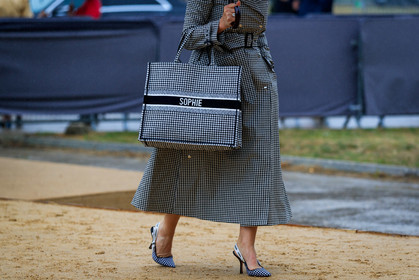close up detail, dior bag, dior jacket, dior shoes, shopping bag, black and white jacket, black and white shoes, black and white bag, sling back shoes, kitten heels shoes, houndstooth printed look, houndstooth printed kacjet, houndstooth printed bag, houndstooth printed shoes, fashion week, frenchystyle, FW, jonathan paciullo, street style, SPRING SUMMER 2020, SS 20, PFW, PARIS, horizontal, atmosphere details, detail