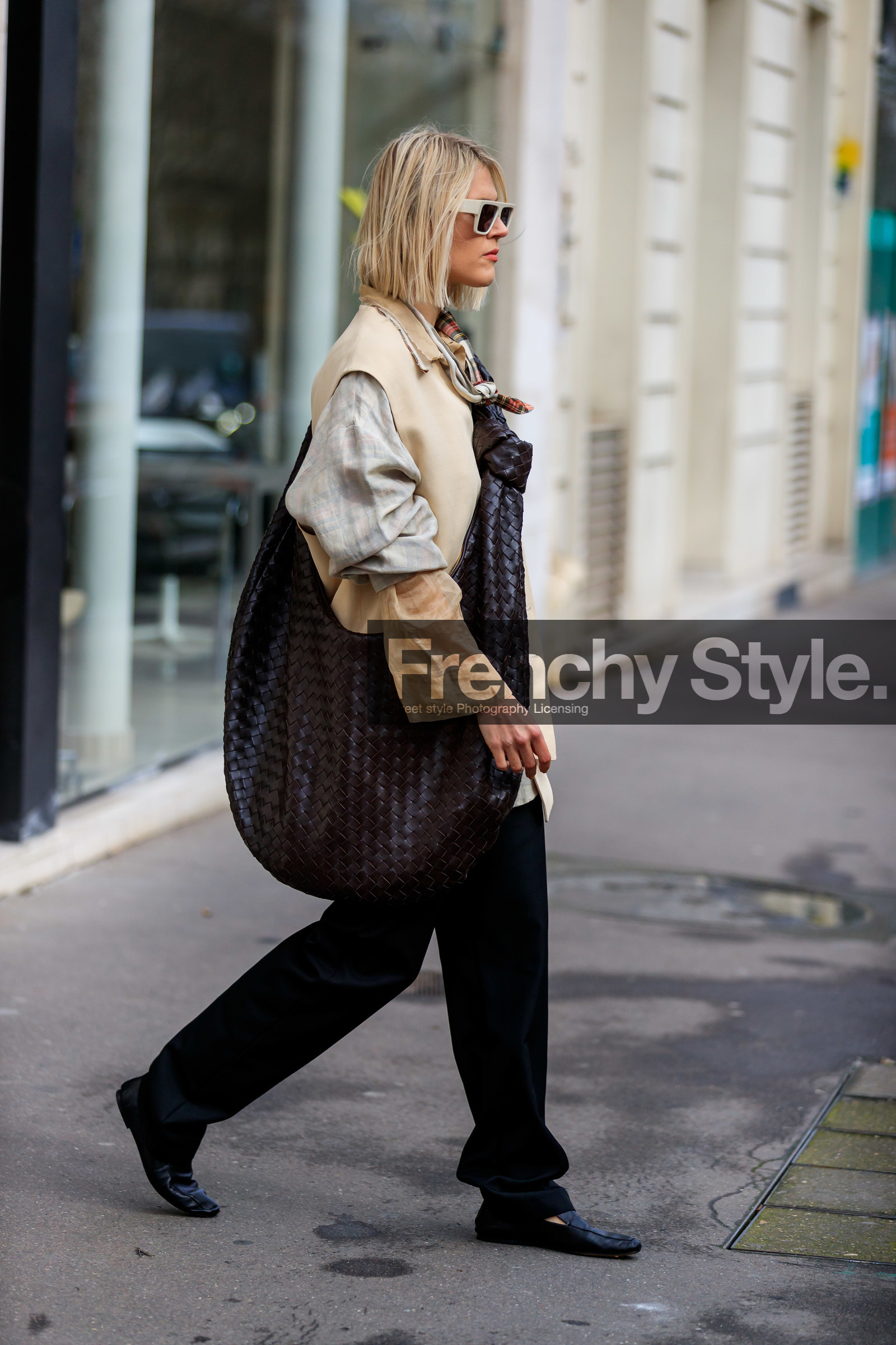 linda tol, white sunglasses, square shape glasses, big sunglasses, tol sunglasses, nude jacket, nude shirt, sheer shirt, light beige jacket, light beige shirt, used jacket, sleeveless jacket, checked shirt, plaid shirt, lavalliere collar, green shirt, layered shirt, layered jacket, crossbody bag, plaited bag, plaited leather bag, big bag, black pants, black leather loafers, brown leather bag, bottega veneta bag, fashion week, frenchystyle, FW, jonathan paciullo, street style, PFW, PARIS, vertical, full length