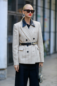 scale sunglasses, red lipstick, white jacket, striped jacket, belted jacket, black leather collar, black leather belt, black bermuda shorts, paco rabanne bag, hoop earrings, scale earrings, dangling earrings, silvered bag, silvered chain strap bag, hand bag, studs belt, white leather belt, fashion week, frenchystyle, FW, jonathan paciullo, street style, SPRING SUMMER 2020, SS 20, PFW, PARIS, vertical, atmosphere details, detail