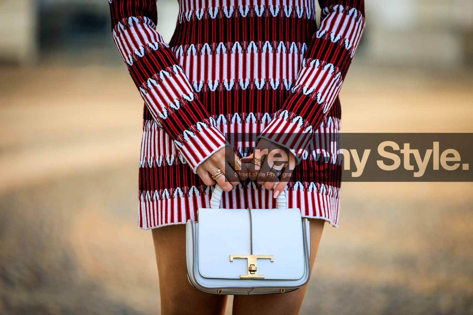 white handbag, leather handbag, print dress, rings, multiple rings, street style, jonathan paciullo, FW, frenchystyle, fashion week, MFW, MILAN, FALL WINTER 2022_2023, AUTUMN WINTER 2022-2023, FW 22-23, horizontal, atmosphere details