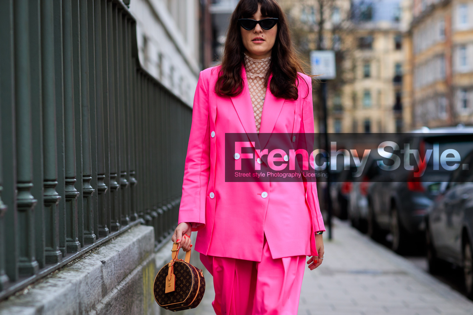 blazer, brown bag, graphic bag, leather bag, louis vuitton, monogram, pink jacket, pink pants, pink suit, pink top, polka dot, printed bag, sunglasses, trousers, street style, jonathan paciullo, FW, frenchystyle, fashion week, LFW, LONDON, AUTUMN WINTER 2018-2019, AW 18-19, FALL WINTER 2018-2019, FW 18-19, horizontal, atmosphere details, detail, eleonora carisi