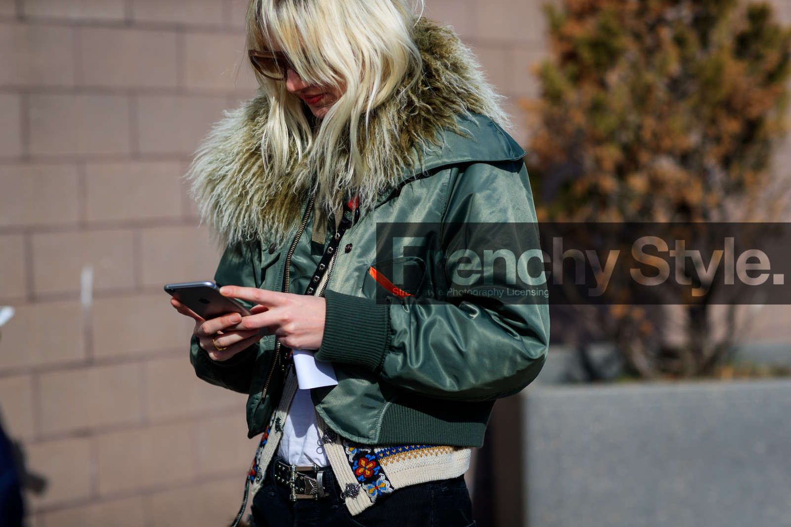 bomber jacket, fur collar, green jacket, sunglasses, street style, jonathan paciullo, FW, frenchystyle, fashion week, NYFW, NEW YORK, AUTUMN WINTER 2018-2019, AW 18-19, FALL WINTER 2018-2019, FW 18-19, atmosphere details, horizontal, detail, phoebe arnold