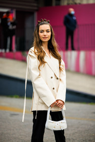 white blazer, hair bows, black trousers, white handbag, mini bag, coperni, street style, jonathan paciullo, FW, frenchystyle, fashion week, AUTUMN WINTER 2022-2023, FALL WINTER 2022_2023, FW 22-23, PFW, PARIS, vertical, detail