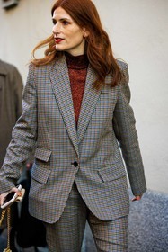 plaid suit, sparkling turtleneck, red turtleneck, red lips, red hair, street style, jonathan paciullo, FW, frenchystyle, fashion week, MFW, MILAN, FALL WINTER 2022_2023, AUTUMN WINTER 2022-2023, FW 22-23, vertical, atmosphere details