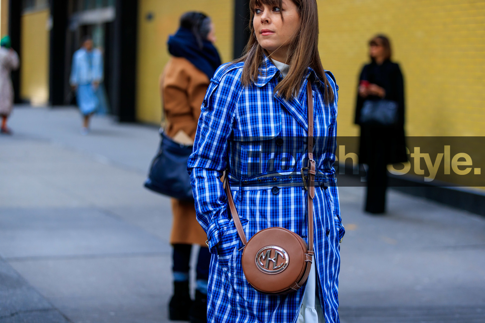 jenny cipoletti, blue trench coat, belted trench coat, checked trench coat, plaid trenchcoat, white dress, high collar dress, brown leather bag, round shape bag, crossbody bag, michael kors bag, fashion week, frenchystyle, FW, jonathan paciullo, street style, NYFW, NEW YORK, AUTUMN WINTER 2020-2021, FALL WINTER 2020-2021, FW 20-21, horizontal, atmosphere details, detail