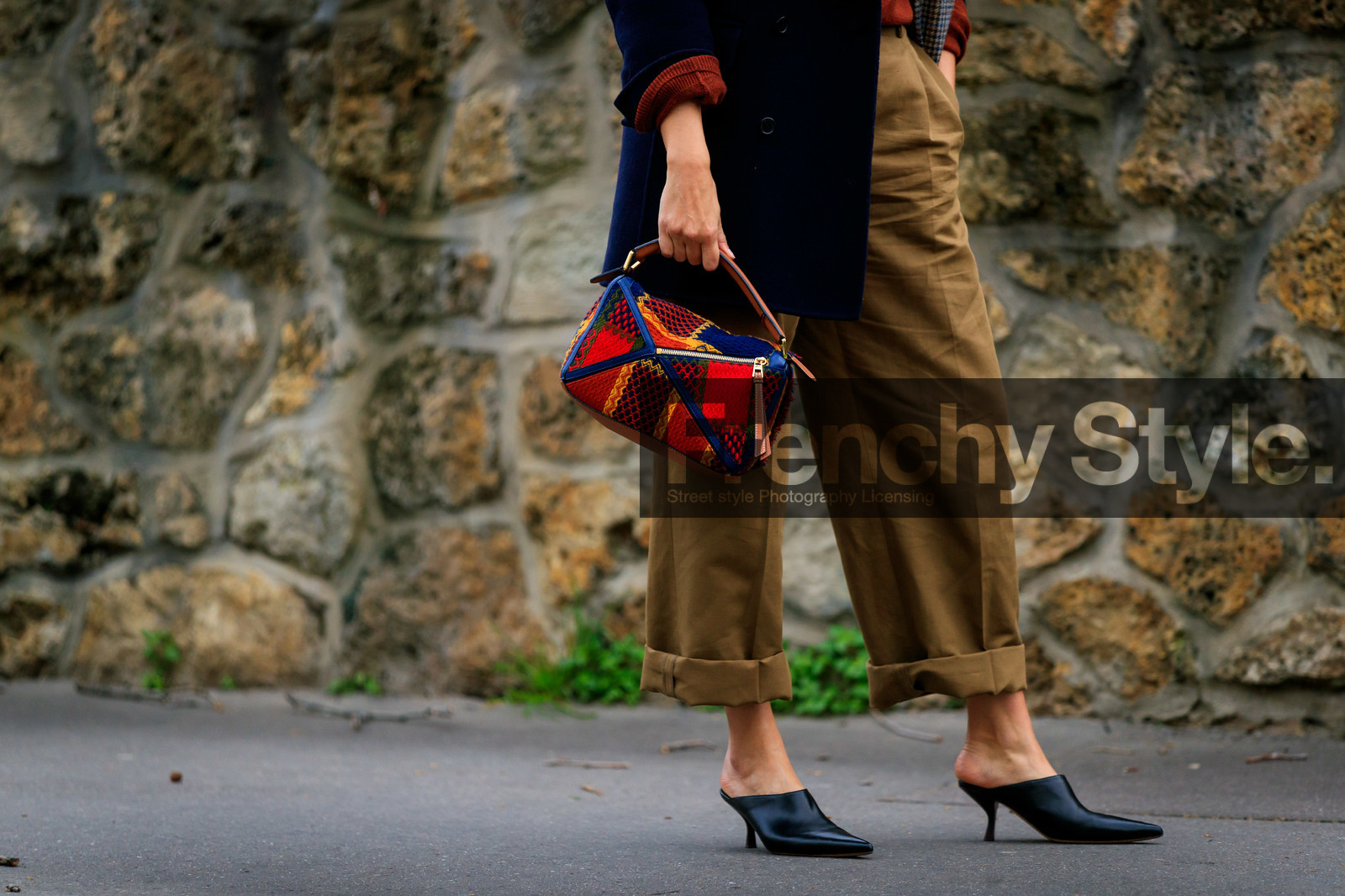 jukia, julia haghjoo, sharp end shoes, black leather slippers, beige pants, cropped pants, kitten heels slippers, loewe bag, checked bag, hand bag, red bag, navy blue leather bag, camel leather bag, multicolor bag, bag detail, legs detail, shoes detail, close up detail, loose pants, fashion week, frenchystyle, FW, jonathan paciullo, street style, PFW, PARIS, AUTUMN WINTER 2020-2021, FALL WINTER 2020-2021, FW 20-21, horizontal, detail, atmosphere details