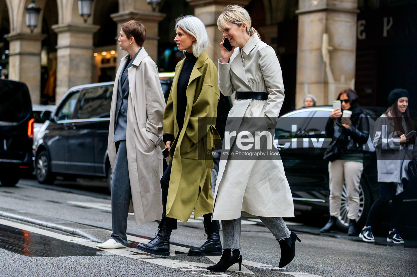 sarah harris, kaki trench coat, kaki coat, light beige trench coat, belted trench coat, black leather belt, black leather boots, black suede boots, high heels boots, flat boots, laced boots, sharp end boots, grey jeans, used jeans, fashion week, frenchystyle, FW, jonathan paciullo, street style, PFW, PARIS, horizontal, atmosphere details, full length