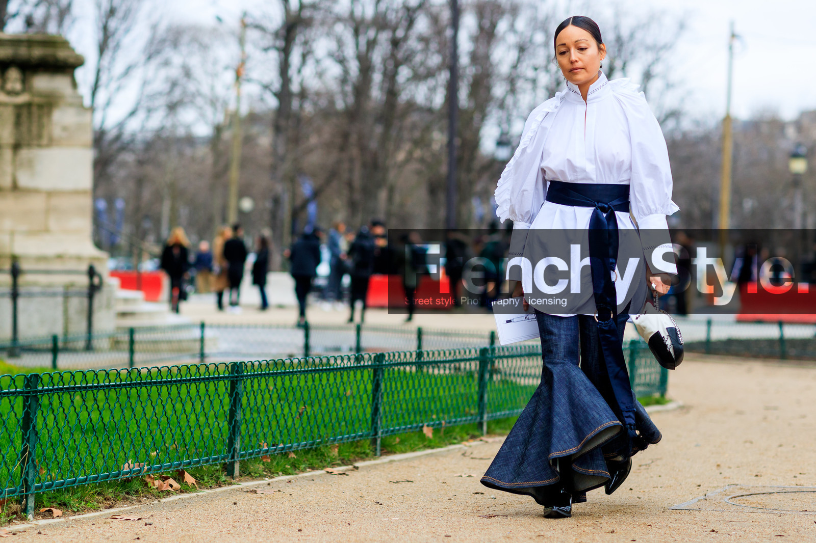 atmosphere details, AUTUMN WINTER 2017-2018, AW 17-18, black and white bag, black bag, black belt, black shoes, blue denim, chanel, denim pants, FALL WINTER 2017-2018, fashion week, flare jean, frenchystyle, full length, FW, FW 17-18, horizontal, jeans, jonathan paciullo, leather bag, leather shoes, PARIS, PFW, rachael wang, ruffles, street style, trousers, white shirt