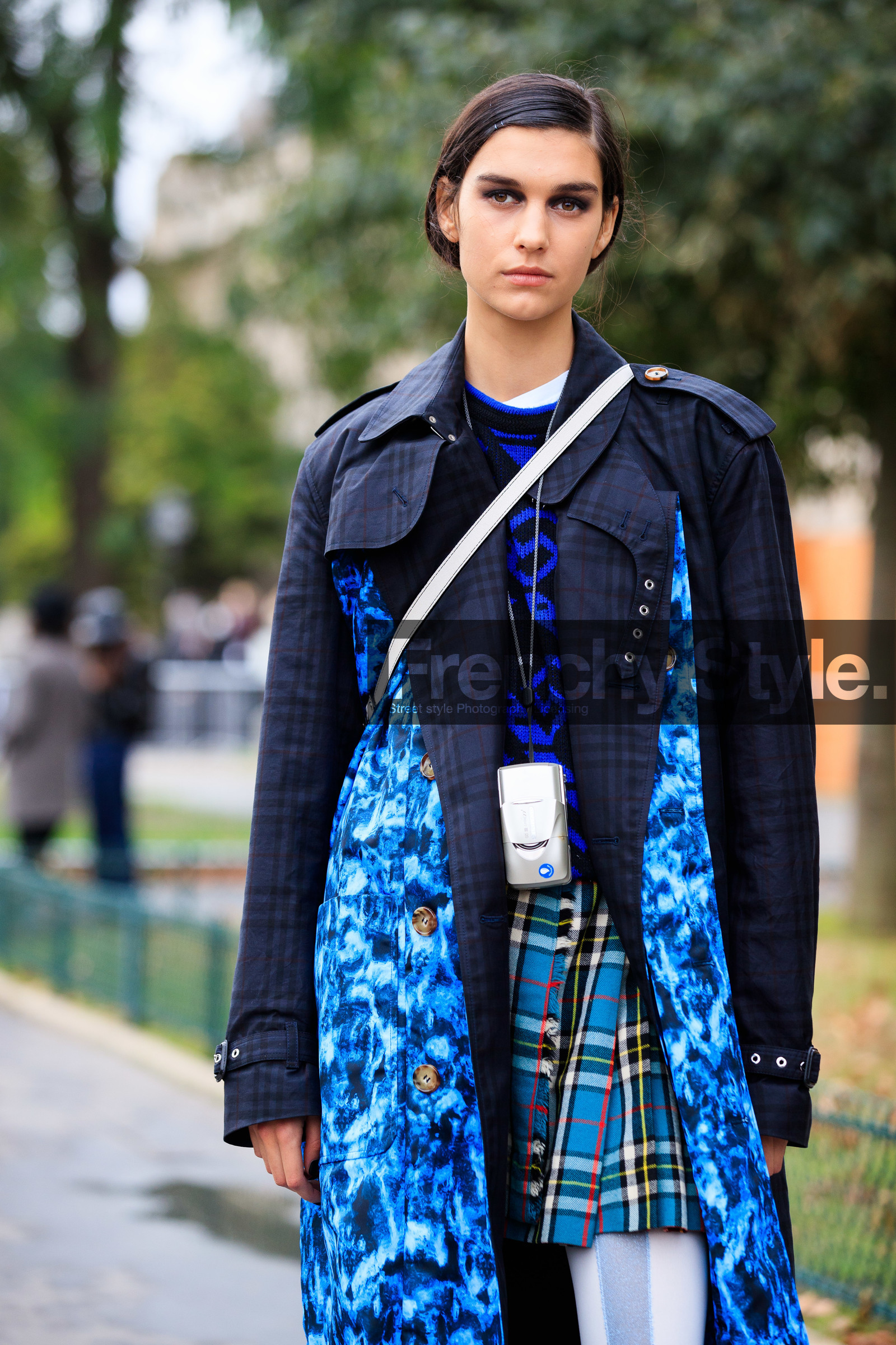 make up, make up details, hair details, navy blue trench coat, blue trench coat, blue skirt, blue pullover, tie and dye trenchcoat, checked skirt, plaid skirt, pleated skirt, mini skirt, kilt skirt, checked trench coat, jacquard pullover, geometrical printed pullover, black eyeliner, black eyeshadows, PARIS, PFW, fashion week, frenchystyle, FW, jonathan paciullo, street style, SPRING SUMMER 2021, SS 21, vertical, atmosphere details, detail, model