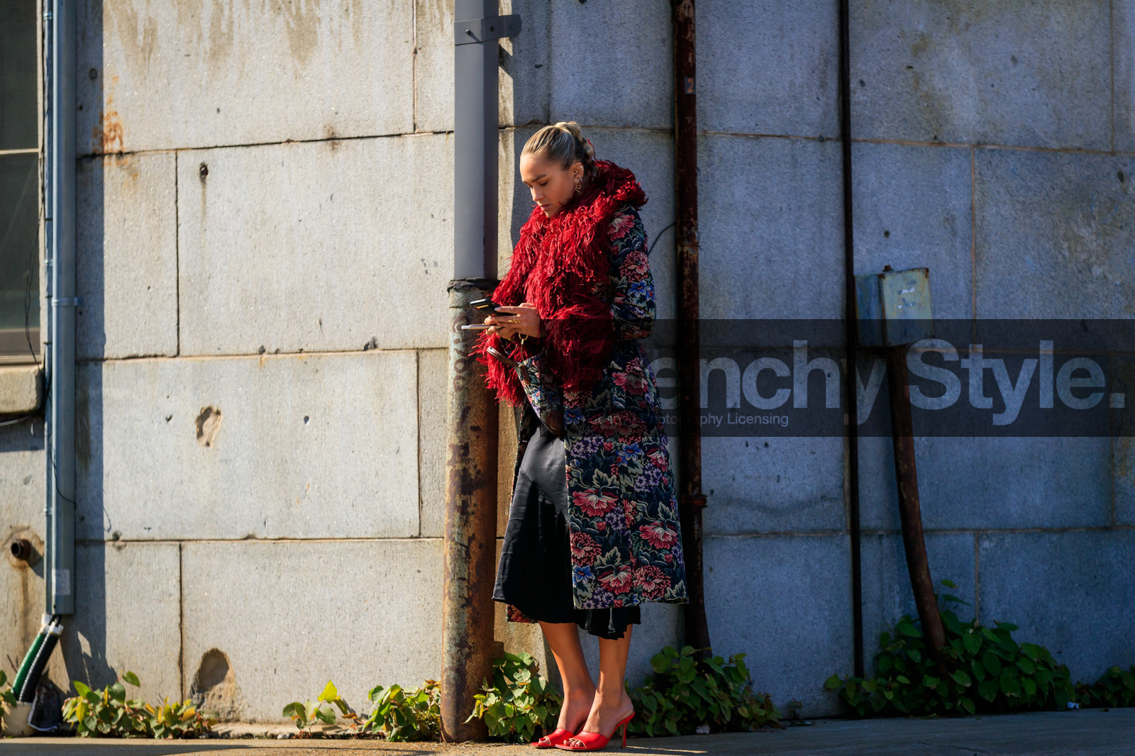 bottega veneta, brocard, embroideries, fur collar, graphic jacket, high heels, leather shoes, multicolor bag, multicolor jacket, nina suess, printed jacket, red fur, red shoes, street style, jonathan paciullo, FW, frenchystyle, fashion week, NEW YORK, NYFW, SPRING SUMMER 2020, SS 20, horizontal, atmosphere details, full length