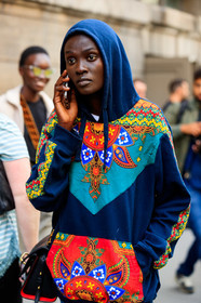 model, black hoodie, cachemere printed hoodie, cachemere printed, sweatshirt, black sweatshirt, multicolor sweatshirt, multicolor hoodie, PARIS, PFW, SPRING SUMMER 2020, SS 20, fashion week, frenchystyle, FW, jonathan paciullo, street style, vertical, atmosphere details, detail
