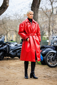 red trench, belted trench, smoky eyes, pattent coat, pattent boots, black boots, white hair, fashion week, frenchystyle, FW, jonathan paciullo, street style, PARIS, PFW, SPRING SUMMER 2022, SS 22, full length, vertical, model