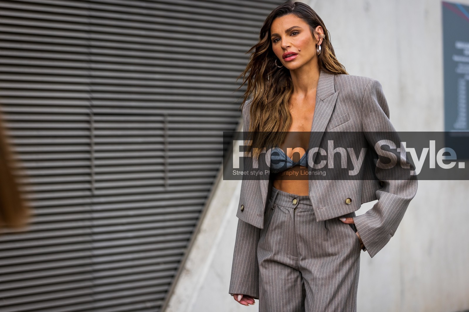 Misse Beqiri, cropped blazer, grey, pants, flared pants, fluid pants, trousers, top, loops, fashion week, frenchystyle, FW, jonathan paciullo, street style, SPRING SUMMER 2022, SS 22, LFW, LONDON, horizontal, atmosphere details, detail